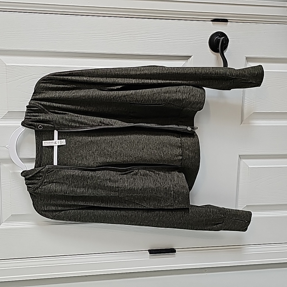 Kyodan cropped lightweight sweatshirt. Medium